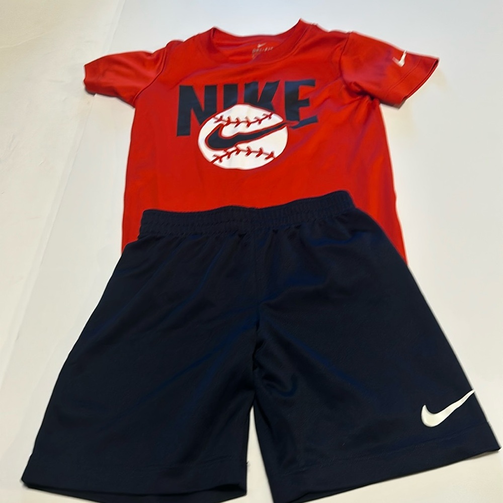 Boys Nike short/shirt set size smalll